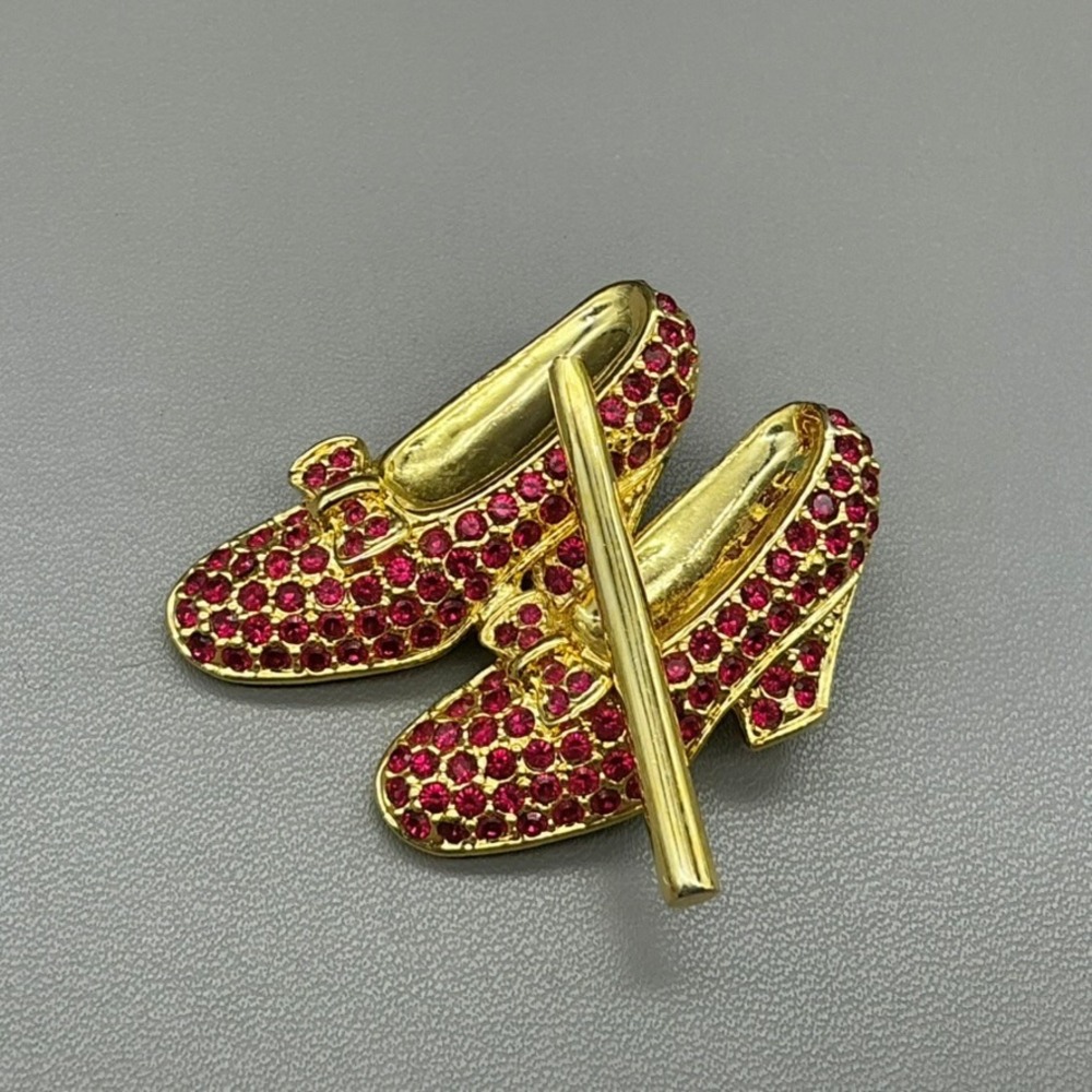 Brooch Pin Womens Gold Tone Ruby Red Slipper‎ Wizard of Oz Rhinestone 1.5"